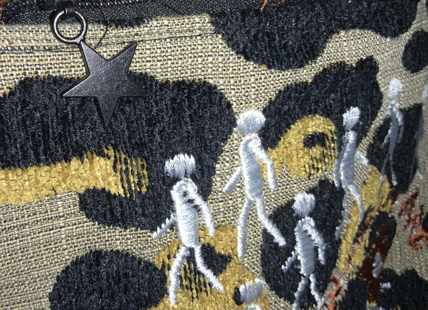 FW25 WALKING ART PURSE